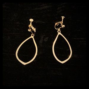 Tear-drop shape ear clip in gold color